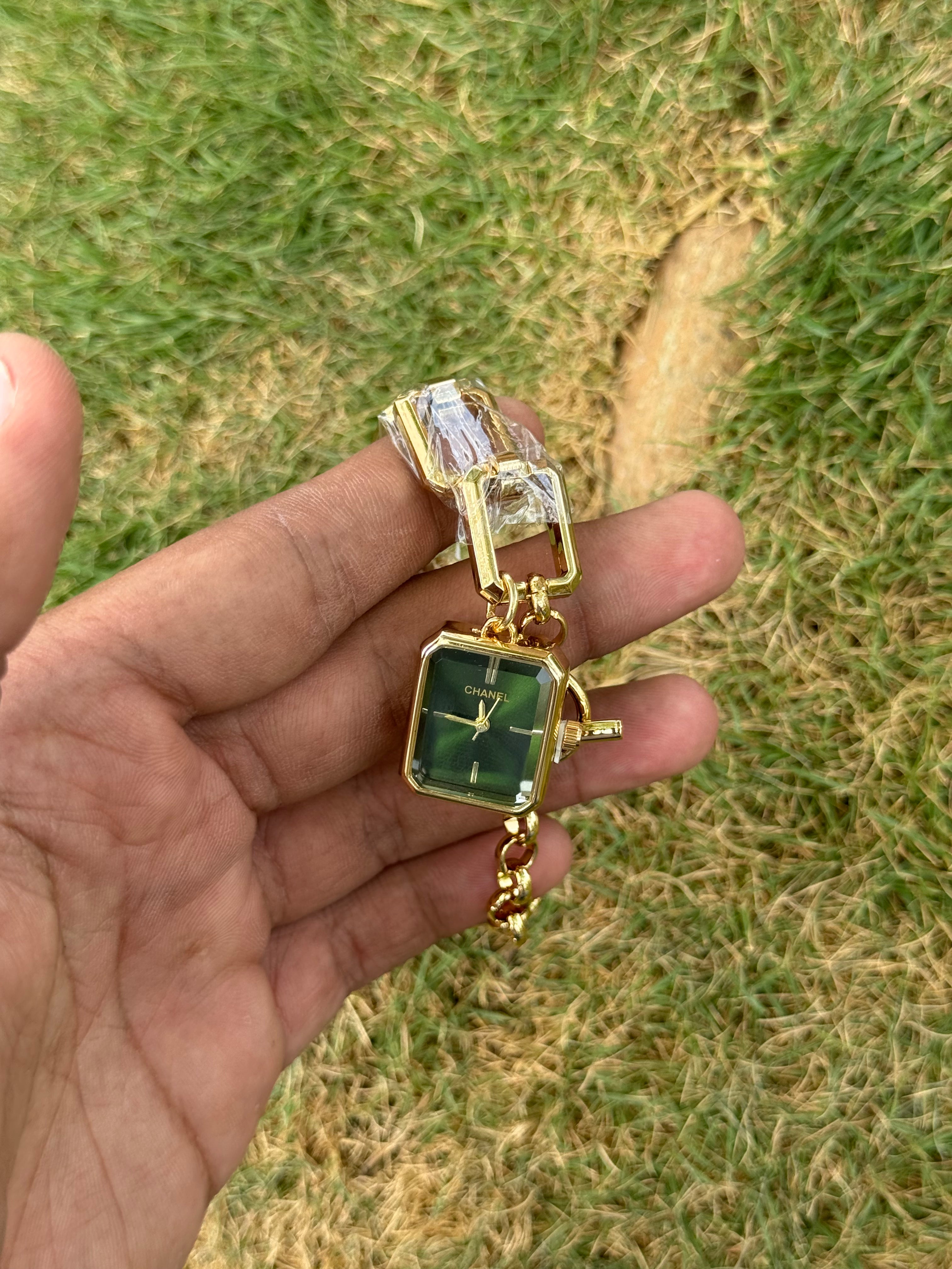 Chanel Style Statement Chain Watch – Emerald Green & Full Gold Edition for Women (Quartz)